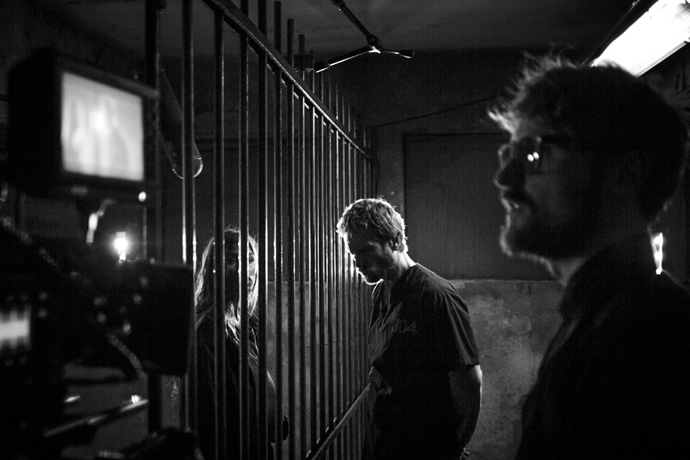 A destra il regista in una foto di scena.
