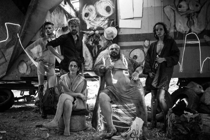 Il regista e parte del cast durante una pausa sul set. © Gianluca Sportelli