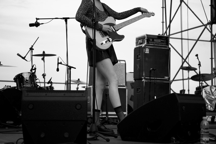 La discolissima Faith Hogan delle Pins sul palco principale