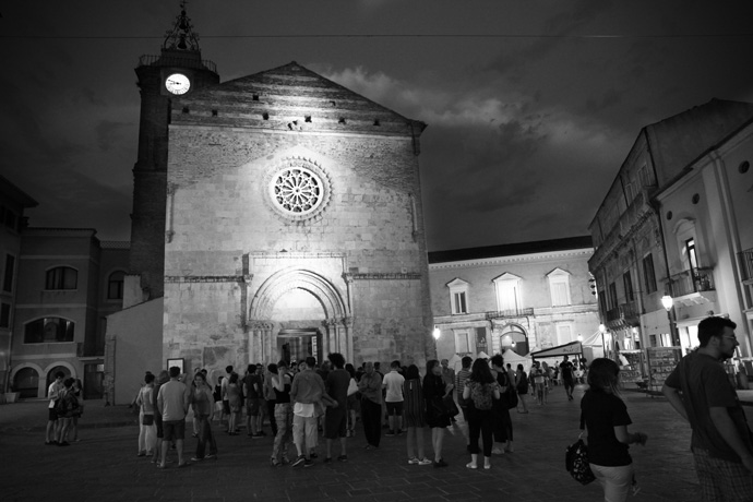 fila per Gareth Dickson fuori dalla cattedrale