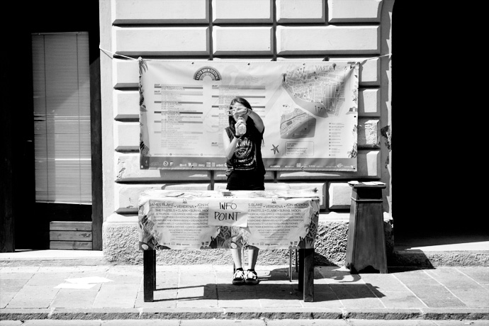 la strana ragazza del banchetto delle informazioni che non voleva farsi fotografare