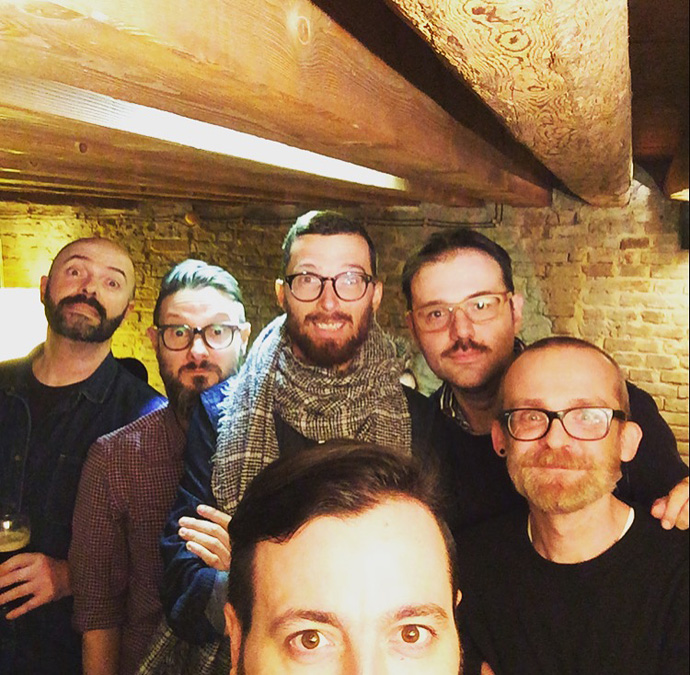 Da sinistra: Osvaldo casanova, Ale Giorgini (organizzatore del Festival), Mauro Gatti, Riccardo Guasco, Francesco Poroli e, al centro, Sebastiano Barcaroli.