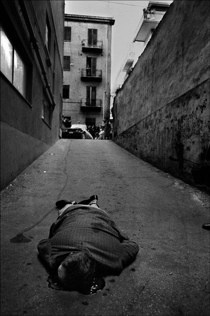 È stato ucciso mentre andava in garage a prendere la macchina Palermo, 1976 Courtesy Letizia Battaglia