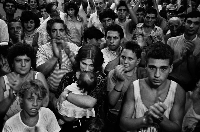 Quartiere Borgo Vecchio, la polizia ha appena ucciso un giovane che stava fuggendo Palermo, 1986 Courtesy Letizia Battaglia