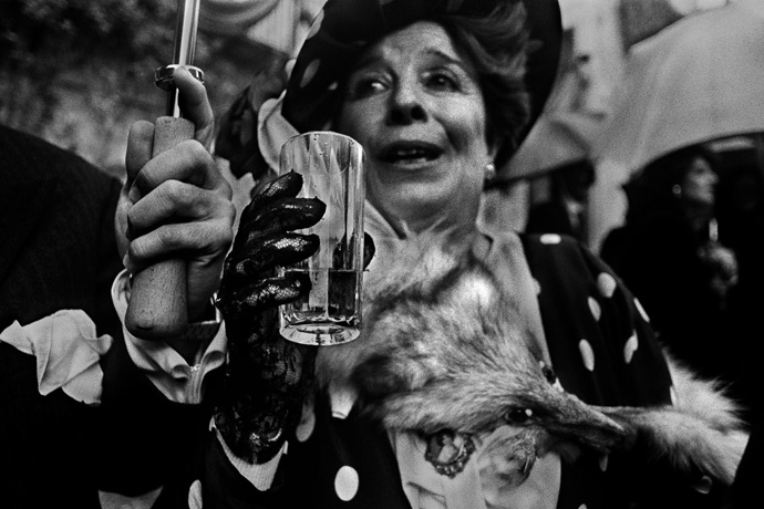 Ricevimento aristocratico in giardino con volpe morta Palermo, 1987 Courtesy Letizia Battaglia