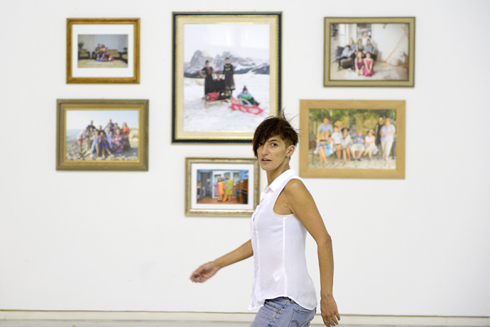 Alice Schivardi durante l’allestimento di “Ero figlia unica” al Centro Arti Visive Pescheria di Pesaro.
